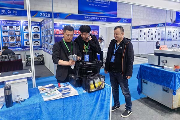 創想儀器演示手持式光譜儀